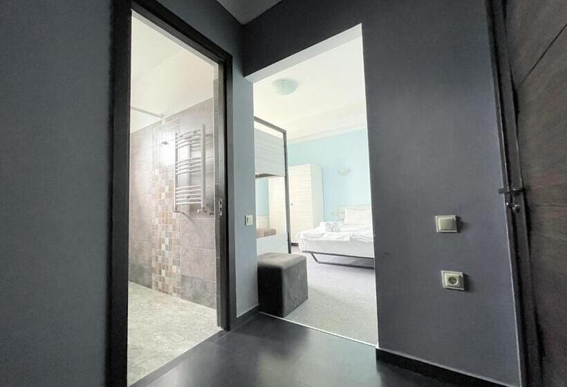 اتاق خانوادگی با چشمانداز کوه, Rezohut