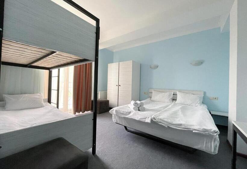 اتاق خانوادگی با چشمانداز کوه, Rezohut