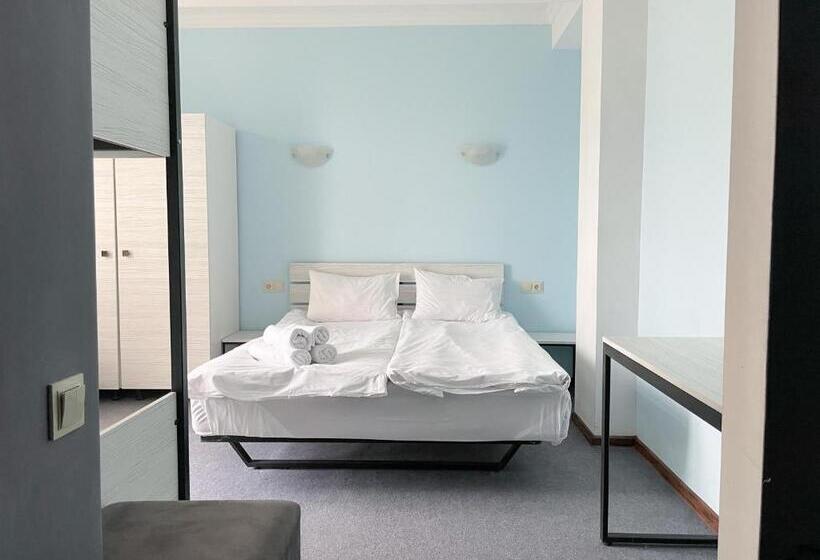 اتاق خانوادگی با چشمانداز کوه, Rezohut