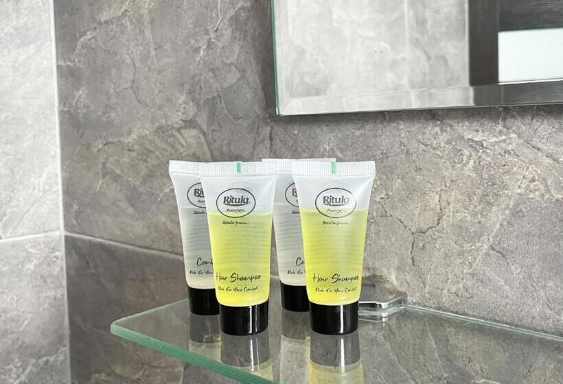 اتاق خانوادگی با چشمانداز کوه, Rezohut