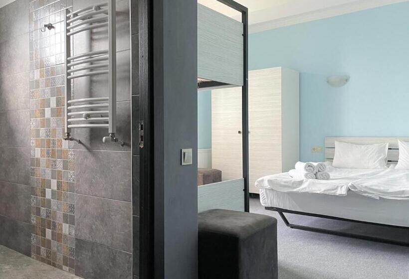 اتاق خانوادگی با چشمانداز کوه, Rezohut