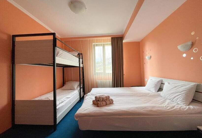 اتاق خانوادگی با چشمانداز کوه, Rezohut