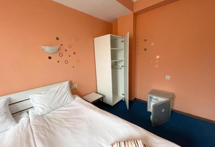 اتاق خانوادگی با چشمانداز کوه, Rezohut