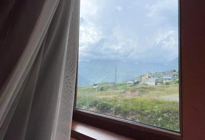 اتاق خانوادگی با چشمانداز کوه, Rezohut