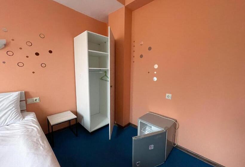 اتاق خانوادگی با چشمانداز کوه, Rezohut