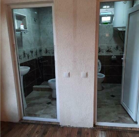 اتاق استاندارد با سرویس بهداشتی مشترک, Nino & Tarzan Guesthouse