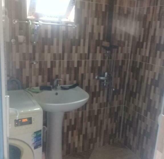 اتاق استاندارد با سرویس بهداشتی مشترک, Nino & Tarzan Guesthouse