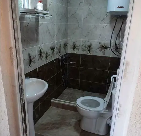 اتاق استاندارد چهارنفره با سرویس بهداشتی مشترک, Nino & Tarzan Guesthouse