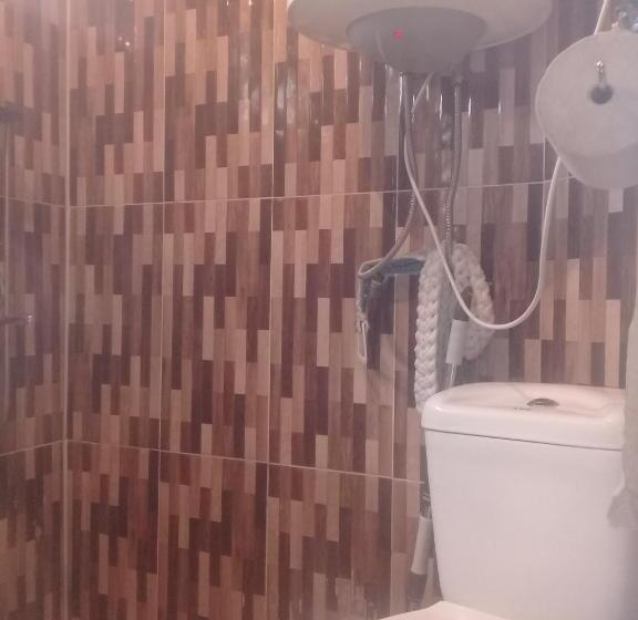 اتاق استاندارد چهارنفره با سرویس بهداشتی مشترک, Nino & Tarzan Guesthouse