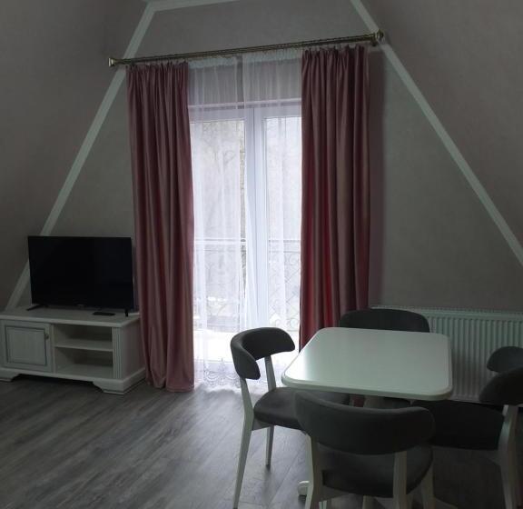 جناح مطلّ علي الجبل, усадьба  у артура