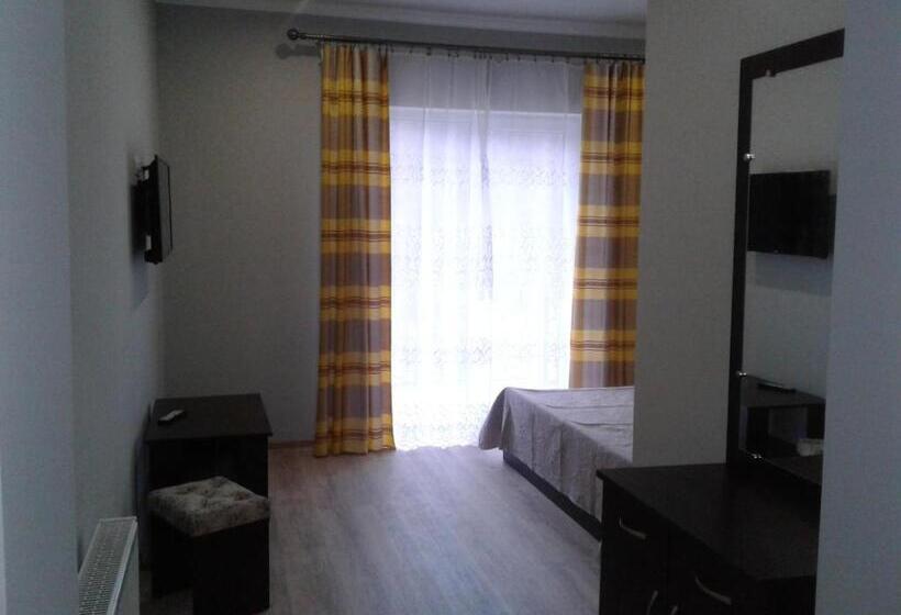 غرفة قياسية ثلاثية مزودة بشرفة, усадьба  у артура