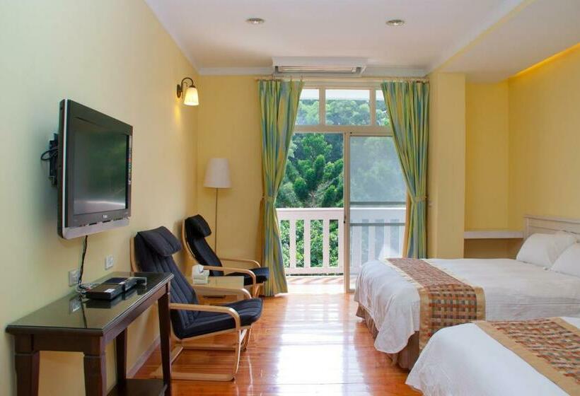 اتاق استاندارد چهارنفره با بالکن, Flying Cow Ranch