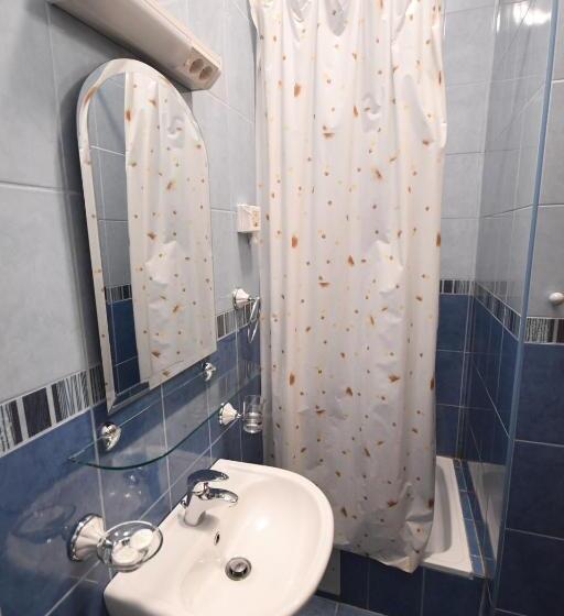 اتاق استاندارد یک نفره, Mladost