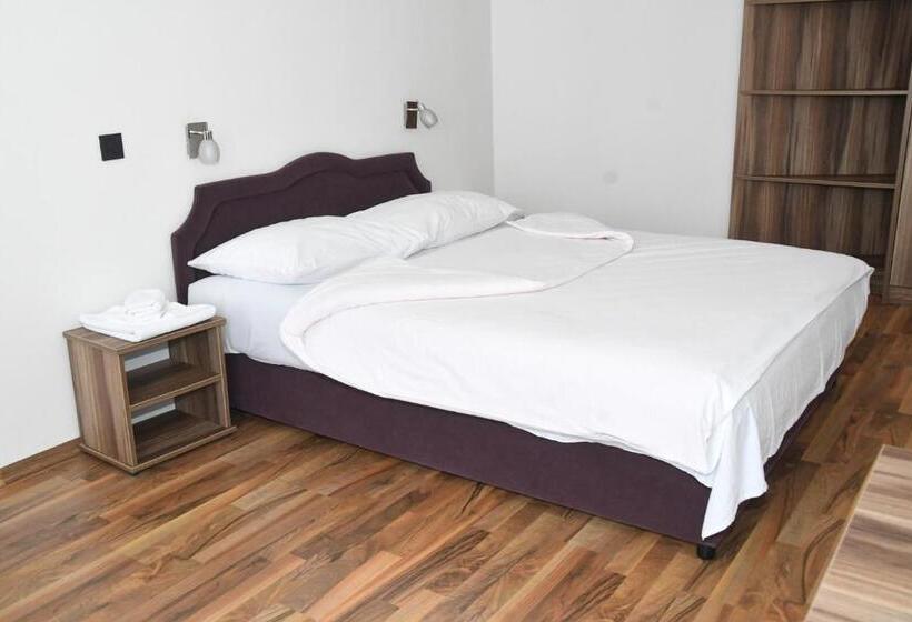 آپارتمان 1 خوابه با چشم‌انداز, Mladost