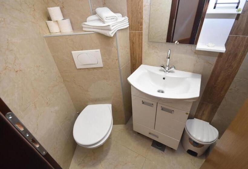 اتاق استاندارد با بالکن, Mladost