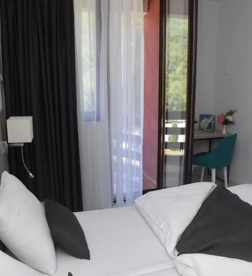 اتاق استاندارد با بالکن, Mladost