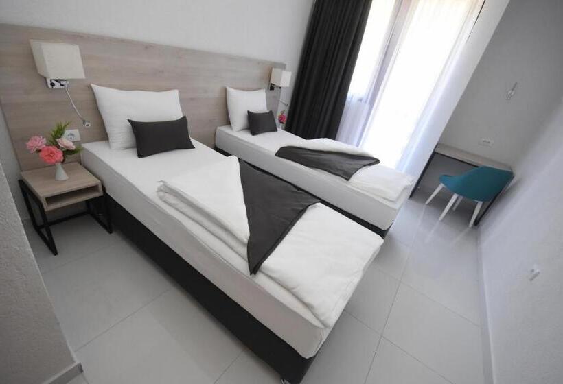 اتاق استاندارد یک تخته با بالکن, Mladost