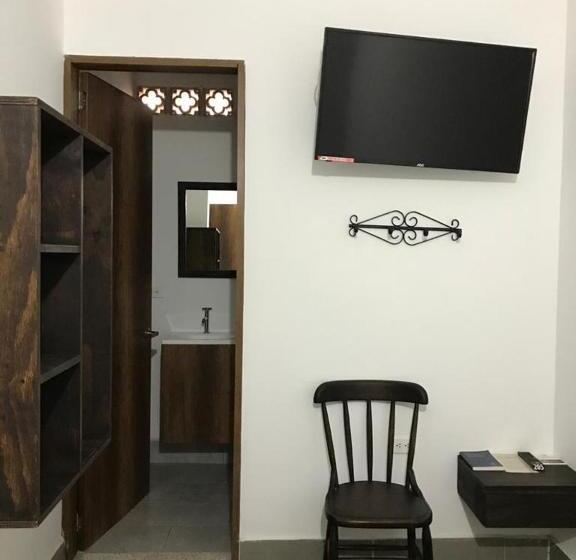 غرفة قياسية فردية, Saval Jerico