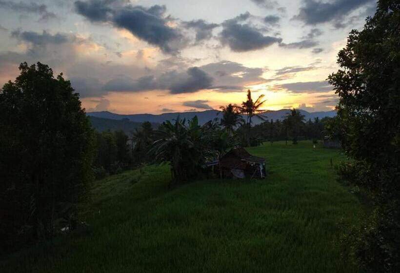 חדר משפחתי נוף להרים, Adhitya Dharma Guest House