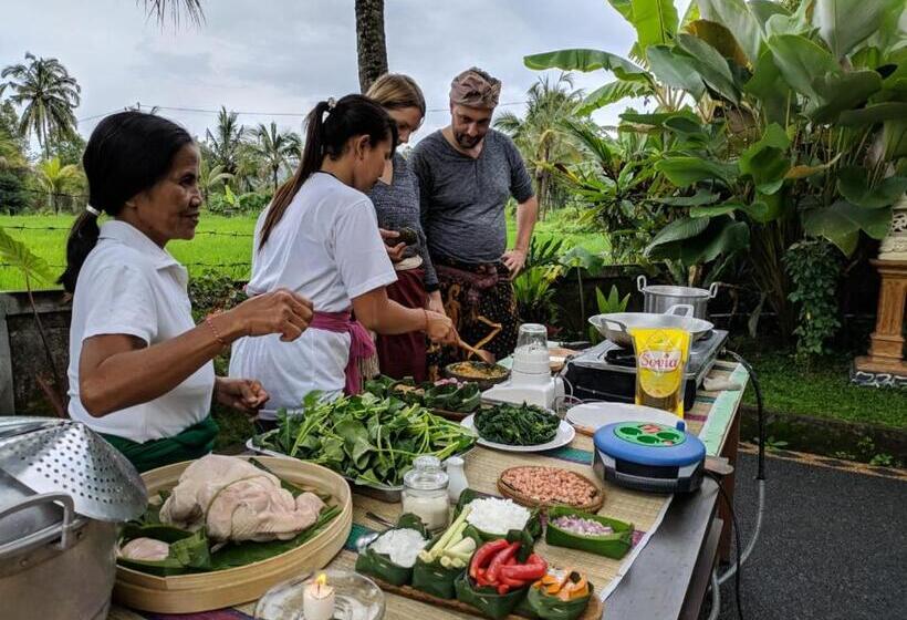 חדר משפחתי נוף להרים, Adhitya Dharma Guest House