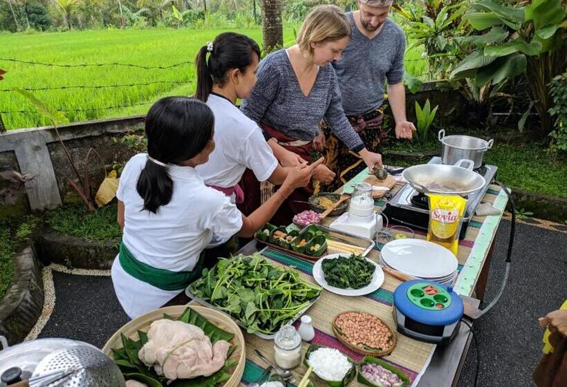 חדר משפחתי נוף להרים, Adhitya Dharma Guest House