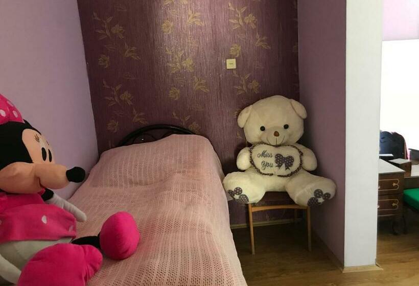 اتاق استاندارد سه نفره, Chveni Ezo