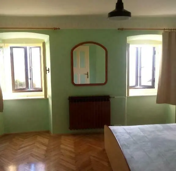 اتاق استاندارد با سرویس بهداشتی مشترک, Gostilna Tratnik