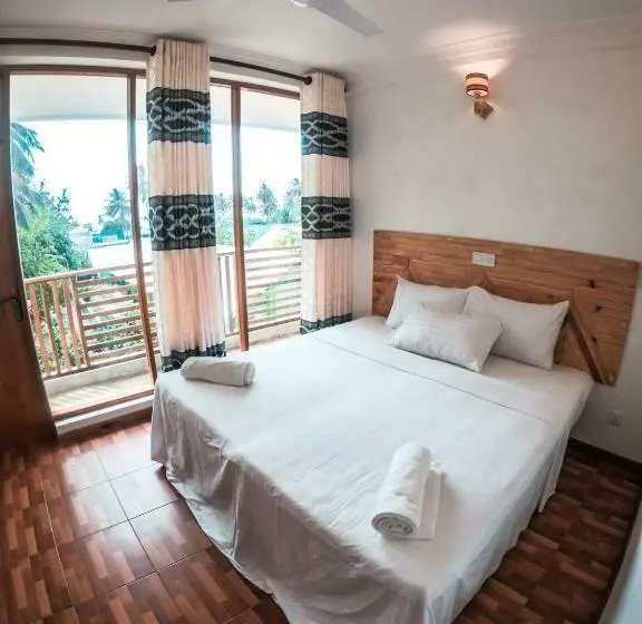 اتاق لوکس با چشم‌انداز دریا, Seena Inn