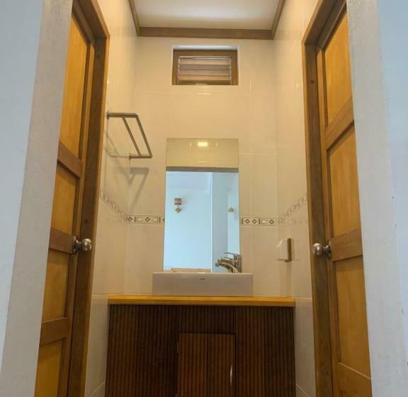 اتاق خانوادگی, Seena Inn