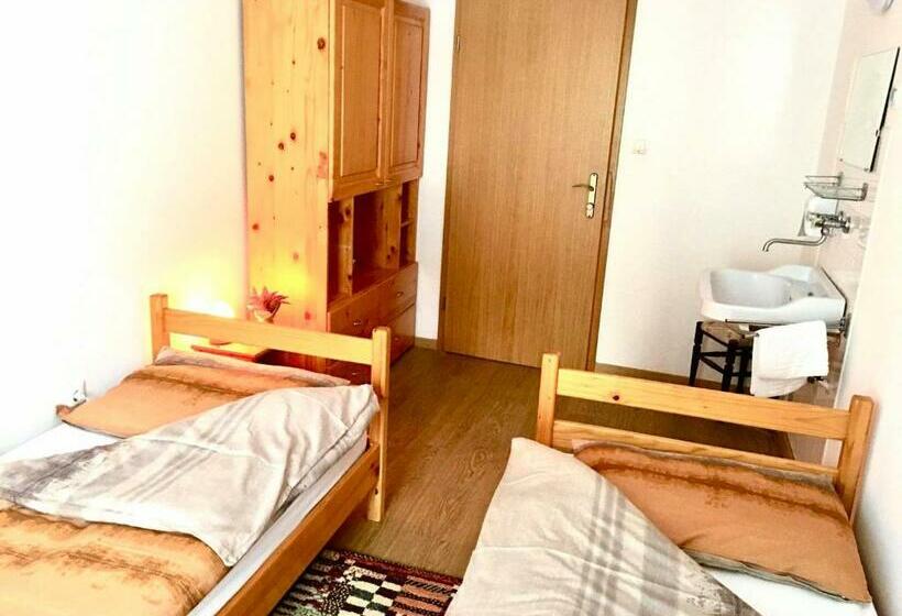 اتاق عادی, Adventure Farm