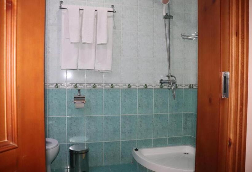 חדר סטנדרט לשלושה, Yangi Sharq