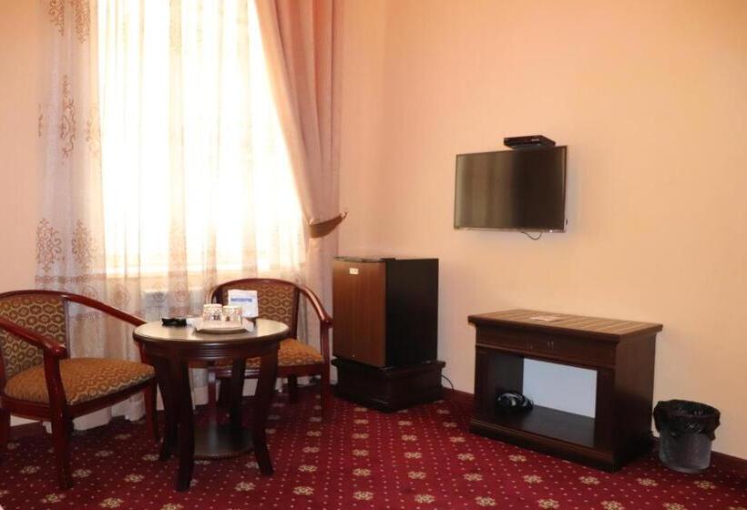 סוויטת ג'וניור, Yangi Sharq