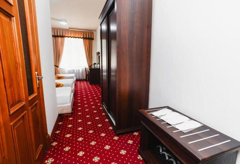 חדר סטנדרט לשלושה, Yangi Sharq