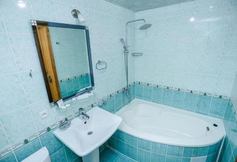 סוויטת ג'וניור, Yangi Sharq