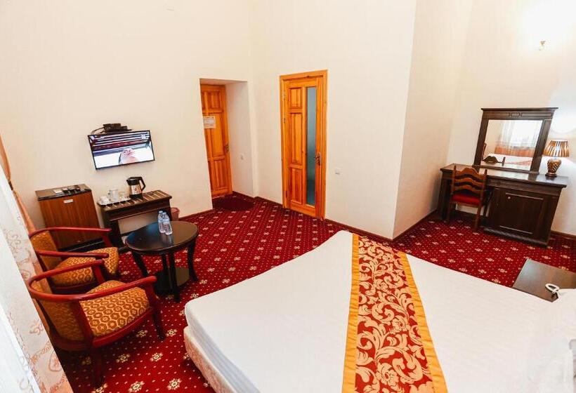 סוויטת ג'וניור, Yangi Sharq