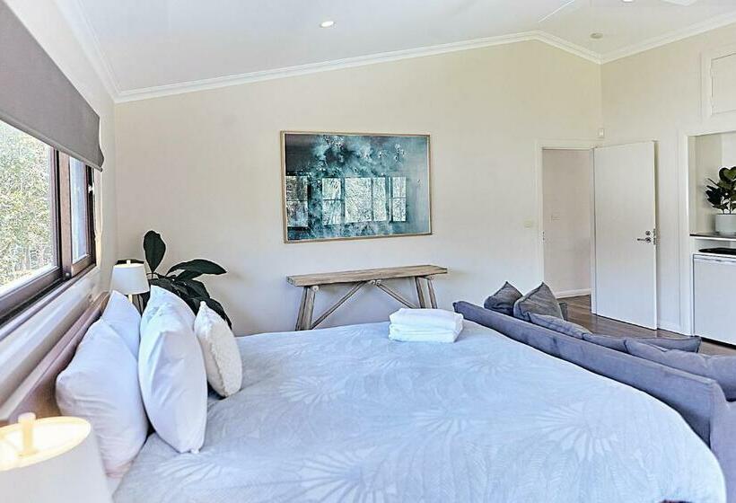 Дом 1 Спальня, Away Guesthouse  Away On Shirley Lane