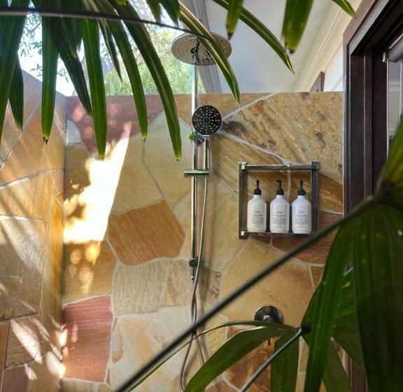 Дом 1 Спальня, Away Guesthouse  Away On Shirley Lane