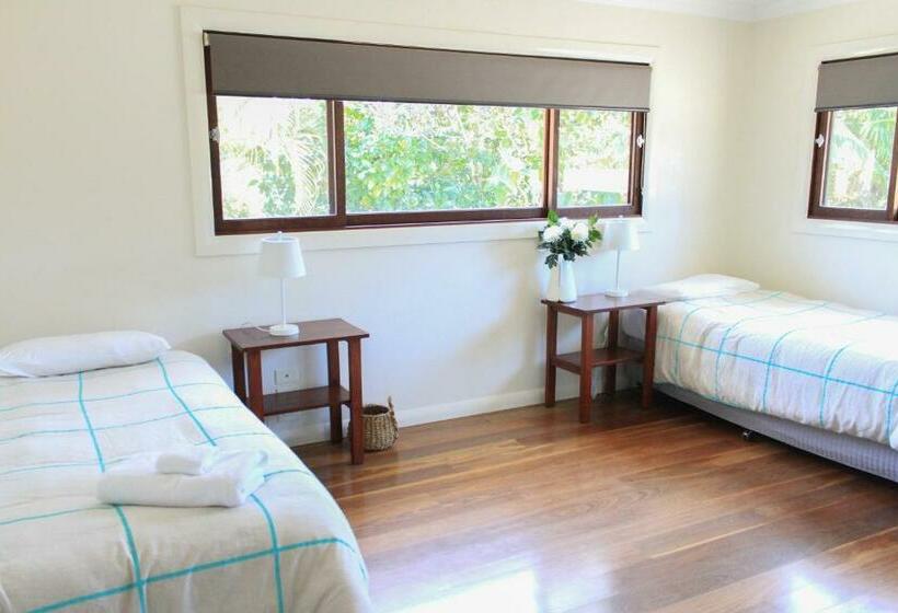 Дом 1 Спальня, Away Guesthouse  Away On Shirley Lane
