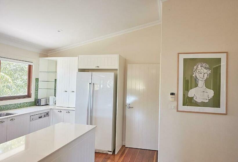 Дом 2 Спальни, Away Guesthouse  Away On Shirley Lane