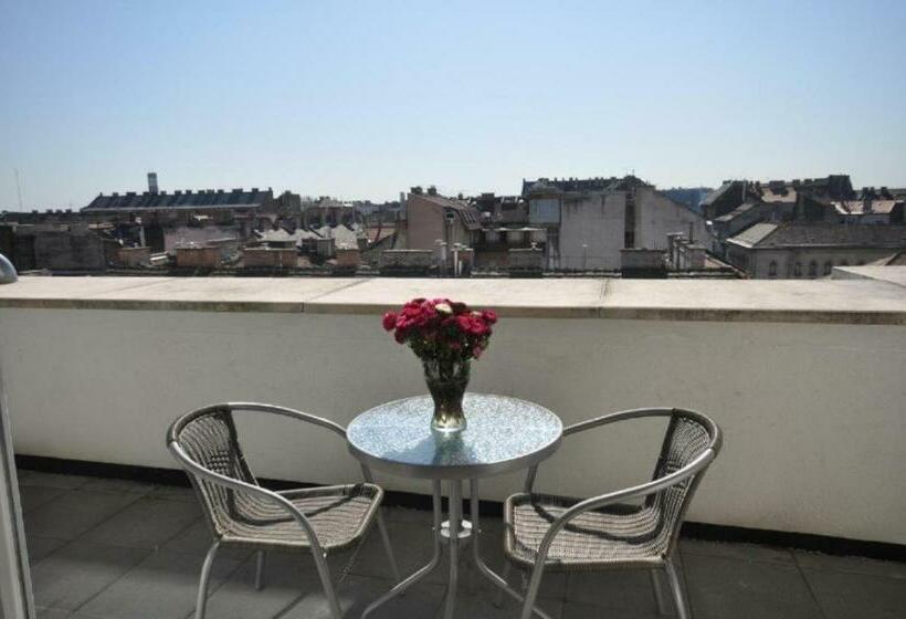 اتاق اجرایی, Rooftop City Residence With Deep Garage