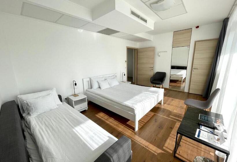 اتاق اجرایی, Rooftop City Residence With Deep Garage