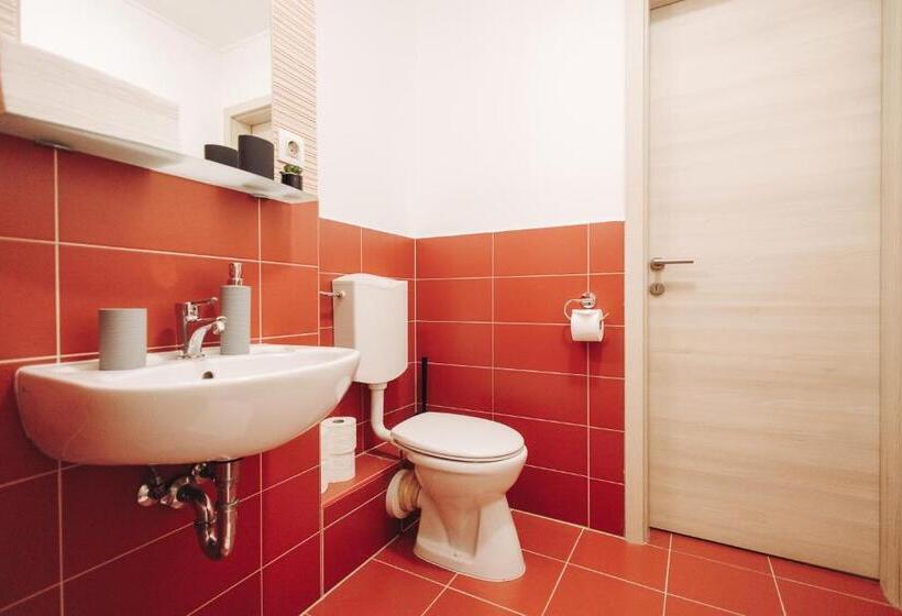 اتاق لوکس با چشمانداز شهر, Rooftop City Residence With Deep Garage