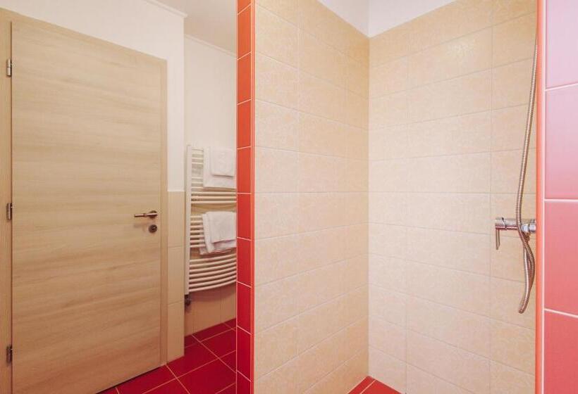 اتاق لوکس با چشمانداز شهر, Rooftop City Residence With Deep Garage