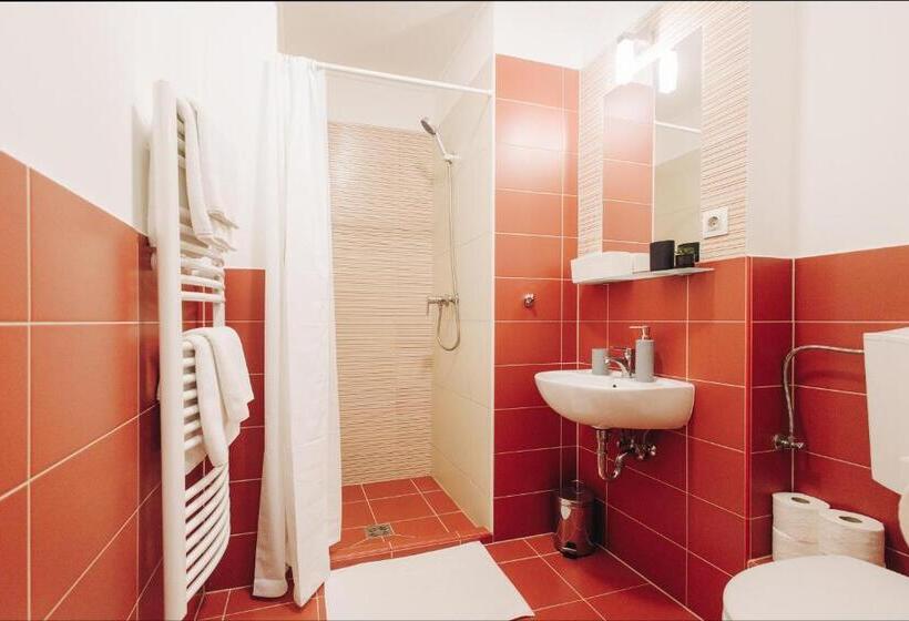 اتاق خانوادگی, Rooftop City Residence With Deep Garage