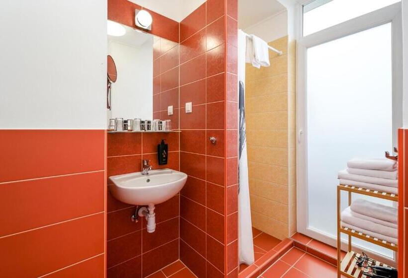 اتاق خانوادگی, Rooftop City Residence With Deep Garage