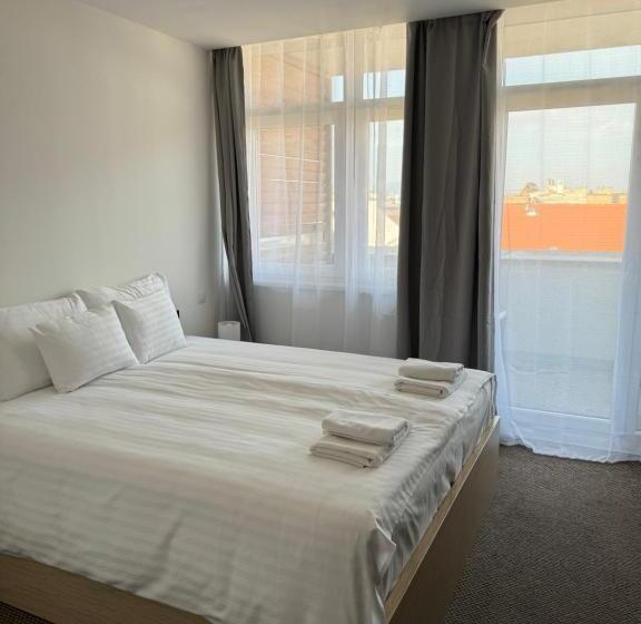 اتاق استاندارد با بالکن, Rooftop City Residence With Deep Garage