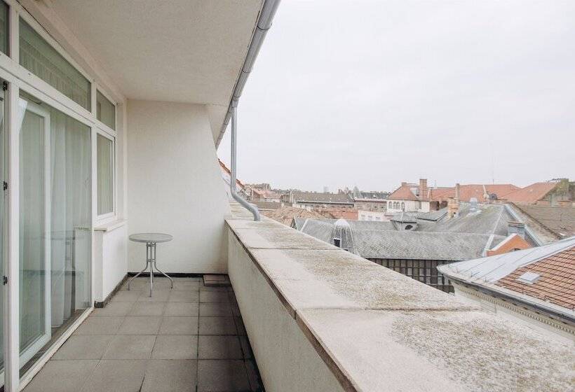 اتاق اجرایی, Rooftop City Residence With Deep Garage