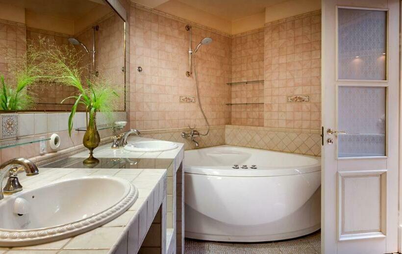 اتاق سوپریور, Laitse Castle