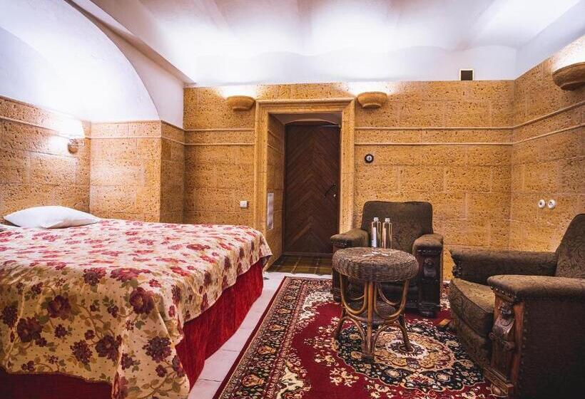 اتاق استاندارد, Laitse Castle