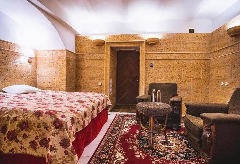 اتاق استاندارد, Laitse Castle
